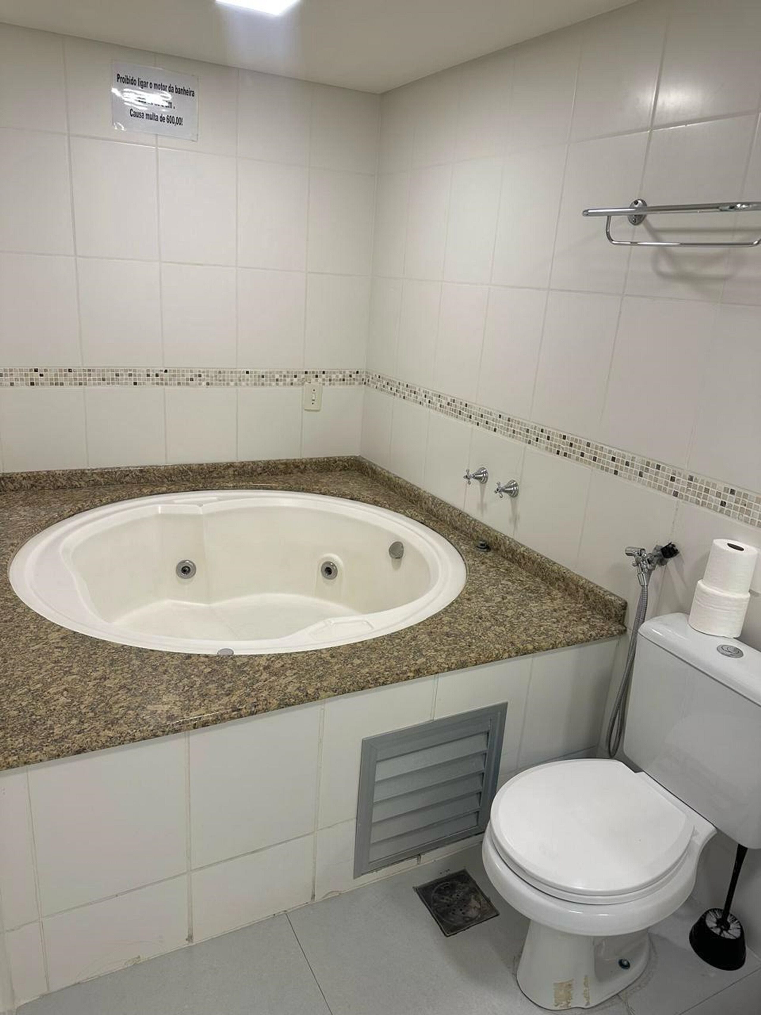 Un baño con bañera, inodoro y ducha.