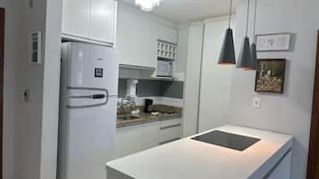 Apartamento | Cocina privada | Frigorífico, microondas, lavavajillas y cafetera o tetera