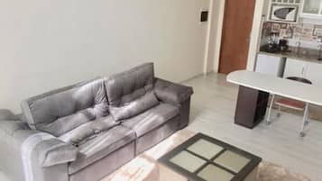Apartamento | Zona de estar | Smart TV de 43 pulgadas con canales digitales, una televisión