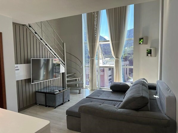 Appartement | Woonruimte | Een 43-inch smart-tv met digitale zenders en televisie