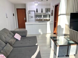 Appartement | Woonruimte | Een 43-inch smart-tv met digitale zenders en televisie