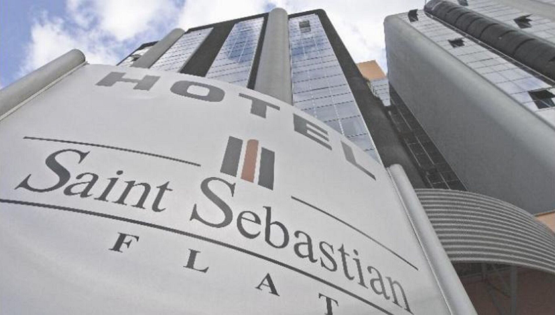 Un letrero de hotel con el nombre 'Saint Sebastian' y la palabra 'HOTEL' en la parte superior.