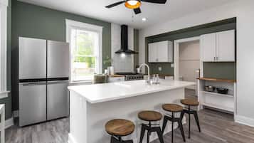 Kjøleskap, mikrobølgeovn, ovn og kokeplater