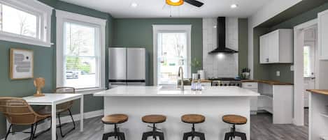 Réfrigérateur, four à micro-ondes, un four, surface de cuisson