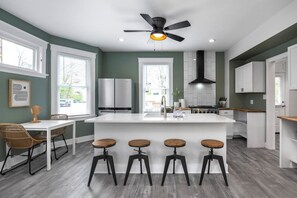 Kjøleskap, mikrobølgeovn, ovn og kokeplater