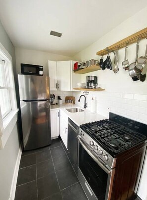 雪櫃、微波爐、焗爐、爐具