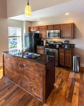 Refrigerador, microondas, horno y parrilla de estufa