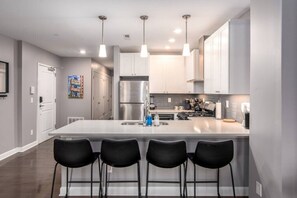 Geladeira, micro-ondas, fogão, cooktop