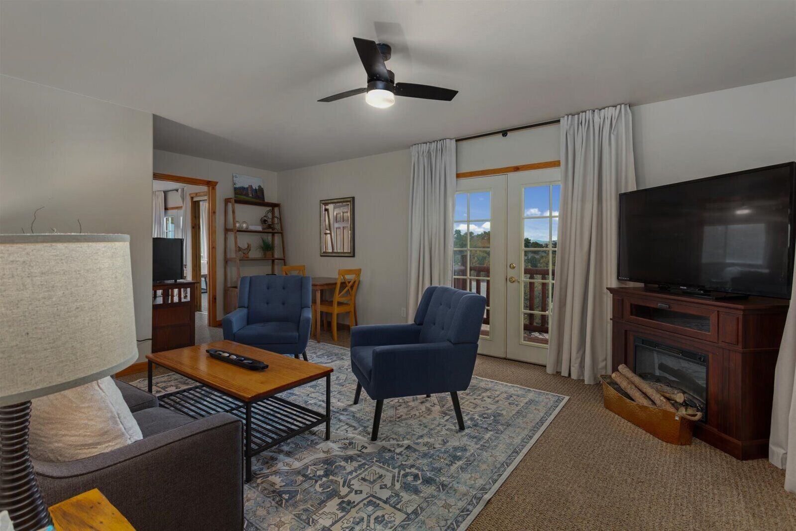 Deluxe Suite | Living area | 55-inch flat-screen TV with satellite channels, TV