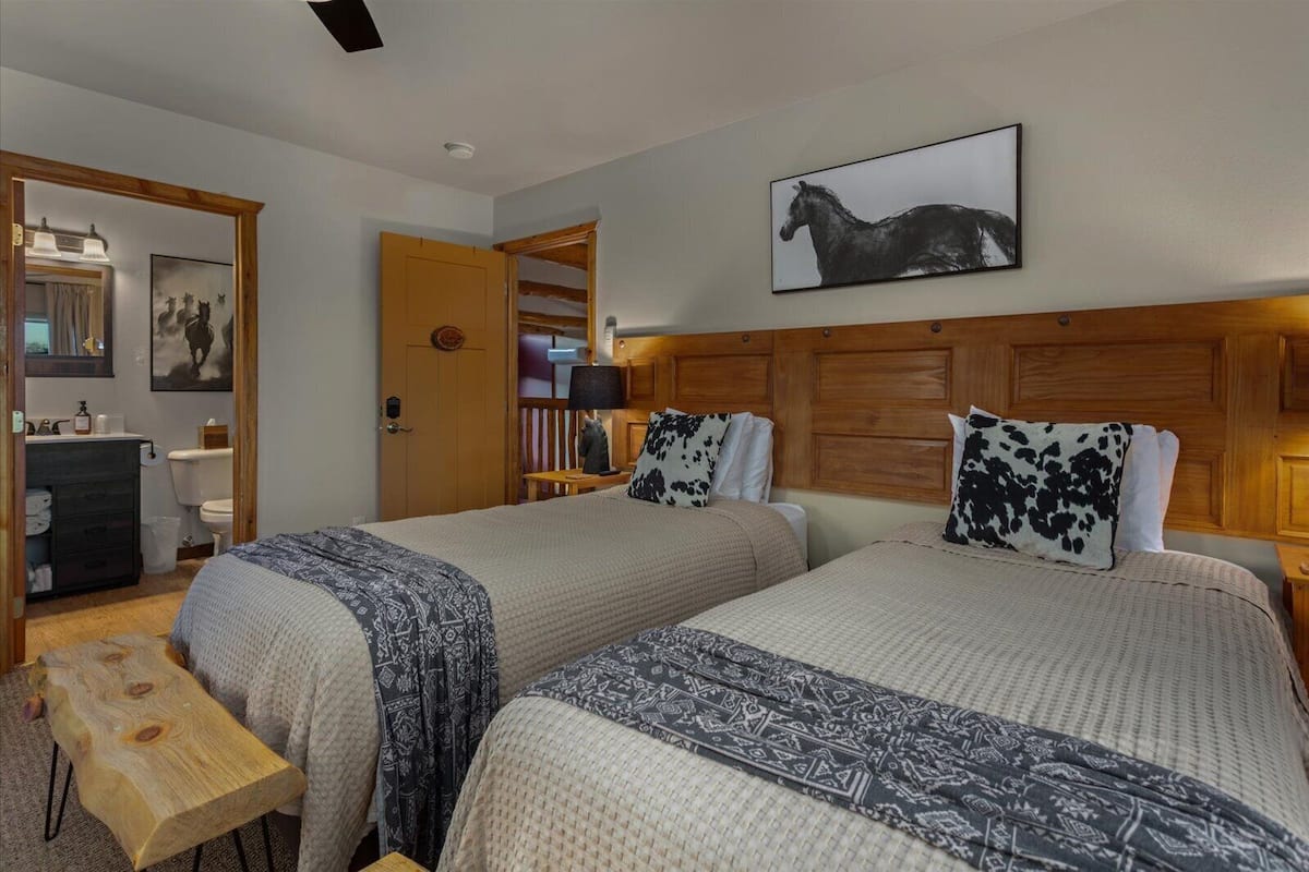 Kahden hengen standard-huone (kaksi sänkyä) | Ylelliset vuodevaatteet, pillowtop-patjalliset sängyt