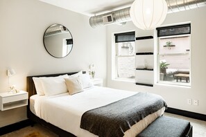 5 bedrooms, desk, iron/ironing board, free WiFi - 1304 Broadway - ALL · Huge Parkside Retreat Downtown-Private Roof Decks (Cincinnati)