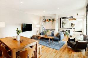 Smart TV - 1304 Broadway - ALL · Huge Parkside Retreat Downtown-Private Roof Decks (Cincinnati)