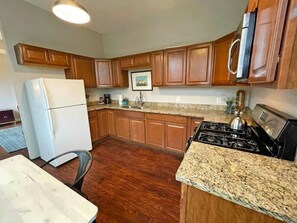 Fridge, microwave, oven, stovetop - Soccer Stadium Walk, Fast Drive to OTR & Downtown (Cincinnati)