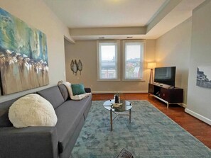 Smart TV - Soccer Stadium Walk, Fast Drive to OTR & Downtown (Cincinnati)