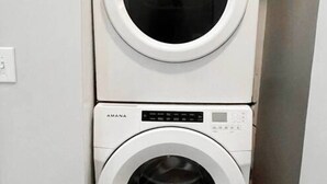 Een gestapelde wasmachine en droger in een wasserij.