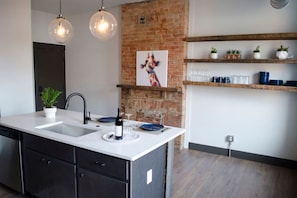 Réfrigérateur, four à micro-ondes, un four, surface de cuisson