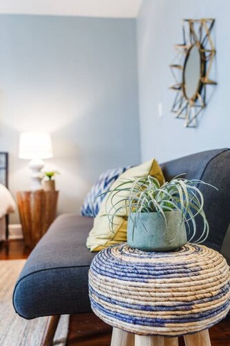 Stylish Flat in Walkable Downtown w/ Parking