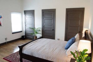 2 bedrooms, desk, iron/ironing board, free WiFi