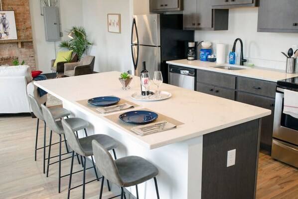 Refrigerador, microondas, horno y parrilla de estufa 