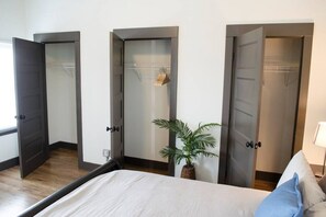 2 habitaciones, escritorio, tabla de planchar con plancha y wifi gratis 