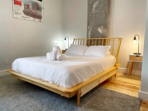 2 bedrooms, desk, iron/ironing board, free WiFi - Findlay Suites - Perfect Location Over the Rhine (Cincinnati)