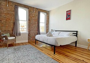 2 soverom, skrivebord, strykejern/-brett og wi-fi (inkludert)