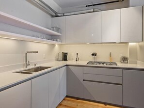 Kjøleskap, mikrobølgeovn, ovn og kokeplater