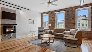Smart TV, fireplace