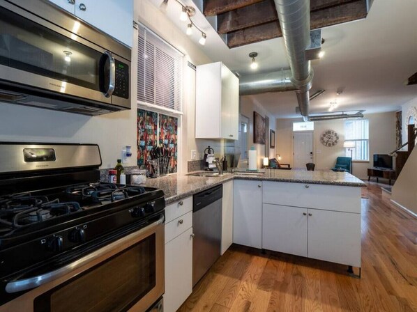 Refrigerador, microondas, horno y parrilla de estufa 