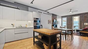 Fridge, microwave, oven, stovetop