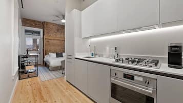 Kylskåp, mikrovågsugn, ugn och spishäll