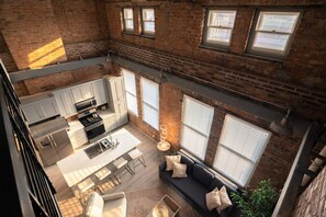 Smart TV - Bubbles · BUBBLES FANTASY SUITE: Explore OTR/DT & Rhinegeist (Cincinnati)