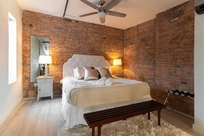2 bedrooms, desk, iron/ironing board, free WiFi - Bubbles · BUBBLES FANTASY SUITE: Explore OTR/DT & Rhinegeist (Cincinnati)