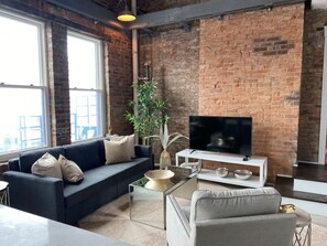 Smart TV - Bubbles · BUBBLES FANTASY SUITE: Explore OTR/DT & Rhinegeist (Cincinnati)