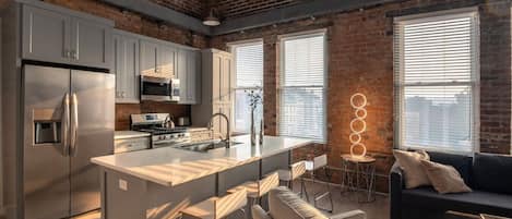 Réfrigérateur, four à micro-ondes, un four, surface de cuisson