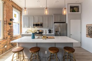 Réfrigérateur, four à micro-ondes, un four, surface de cuisson