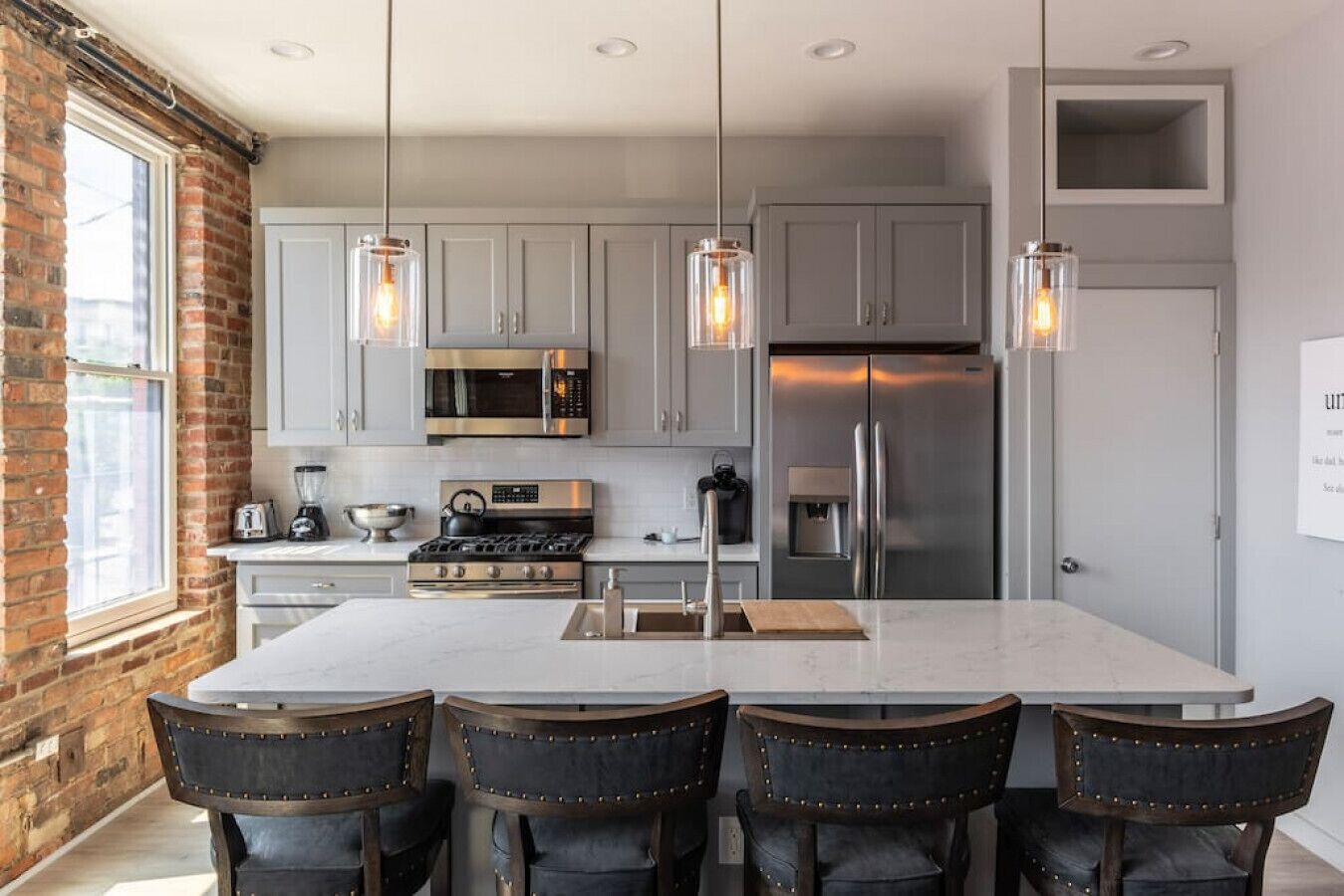 冷蔵庫、電子レンジ、オーブン、コンロ