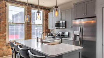 Refrigerador, microondas, horno y parrilla de estufa