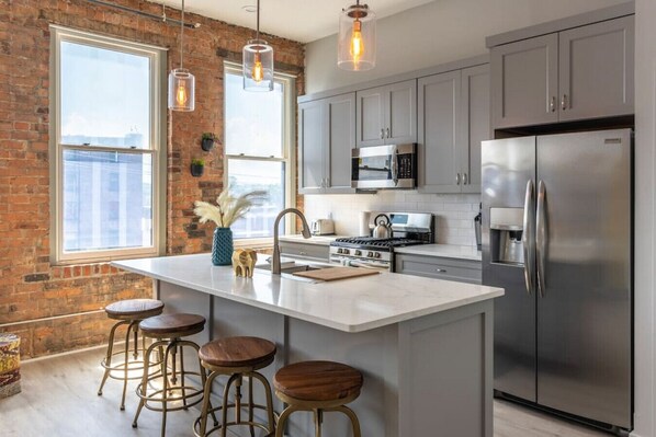 Refrigerador, microondas, horno y parrilla de estufa 