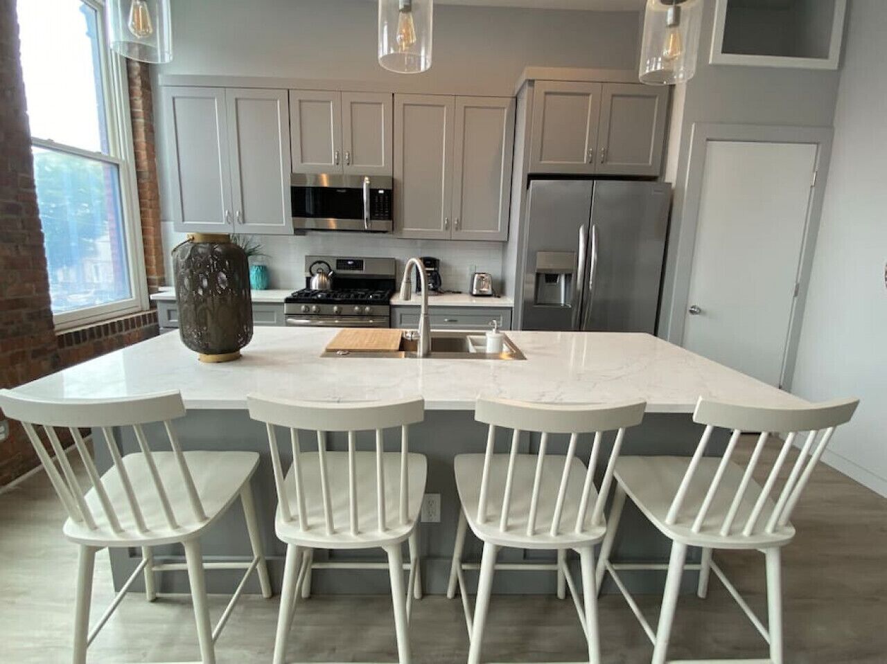 Jääkaappi, mikroaaltouuni, uuni, liesi