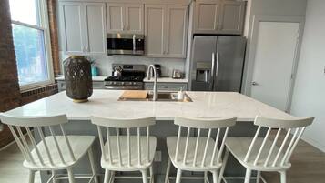 Jääkaappi, mikroaaltouuni, uuni, liesi