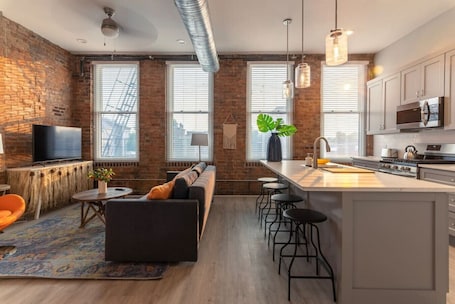 Smart TV. ZANGO: Explore OTR/Downtown from a Renovated Condo
