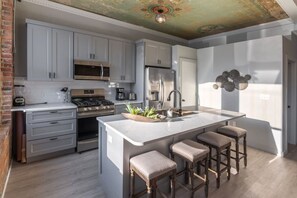 Een koelkast, een magnetron, een oven, een kookplaat