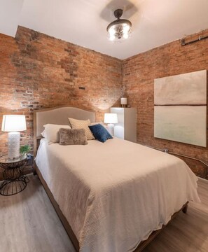 1 bedroom, desk, iron/ironing board, free WiFi - PARLOR: Explore OTR/DT: Restored 1894 Italianate (Cincinnati)