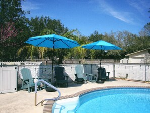 Utendørsbasseng og et oppvarmet basseng