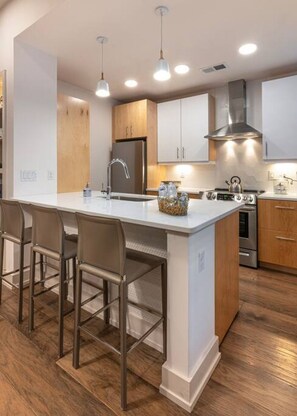 Kjøleskap, mikrobølgeovn, ovn og kokeplater