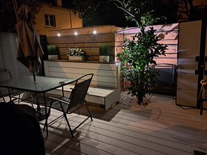 Outdoor dining - Charming studio with private courtyard (La Crau)