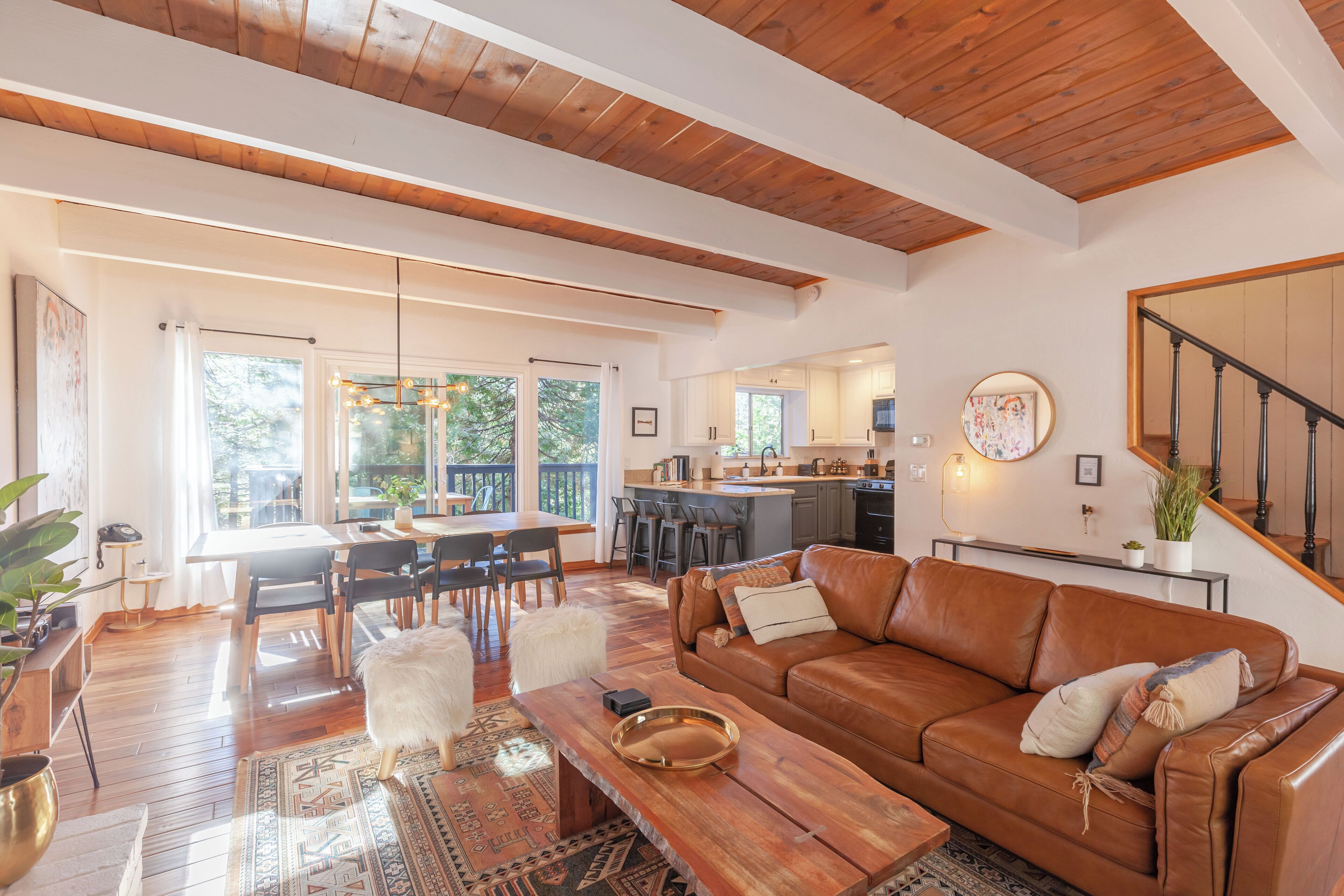 Smart-TV, Kamin, Bücher, Musikbibliothek