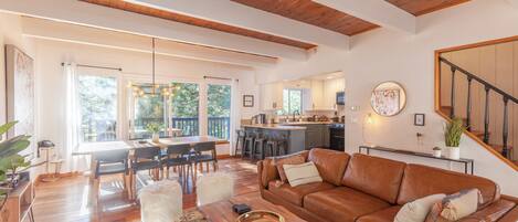 Smart-TV, Kamin, Bücher, Musikbibliothek