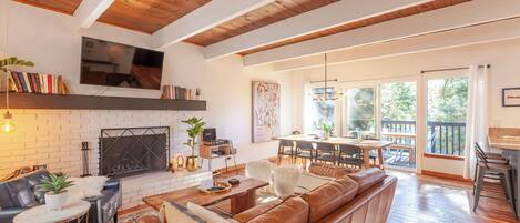 スマートテレビ、暖炉、書庫、ミュージックライブラリ